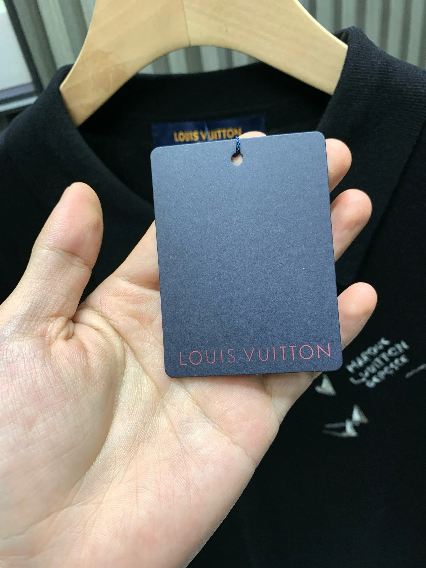 🅿️280 🀄️ Louis Vuitton Louis Vuitton 25SS new sailing ship logo embroidered short-sleeved T-shirt Smooth sailing spring and summer new short-sleeved design ceiling. It is said that big brands like to play with logos, but they really play with logos. There are also very few luxury designers who make designs. The new model pays tribute to the bustling ports of the transatlantic voyage. The sailboat is used as embroidery to form the whole effect. Injecting seasonal elements into the classic straight tailoring Create a casual daily choice. It is extremely skin-friendly and comfortable. It feels very delicate to the touch. The texture is very good. It is very heavy-duty. The shape is invincible and slimming. It is very fashionable to match it casually. The upper body effect is amazing. Give it to me.